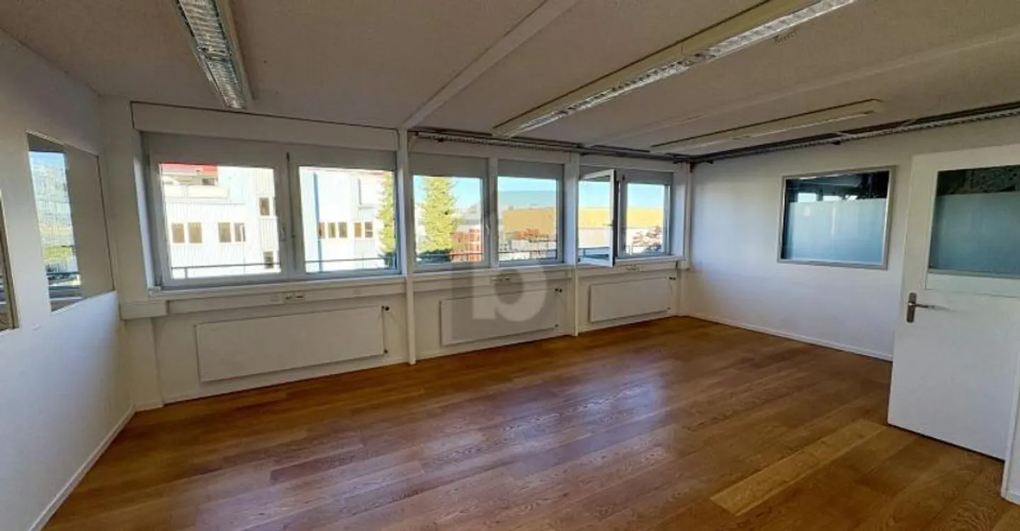 SPACIOUS, LIGHT-FLOODED AND VERSATILE - Photo 3 of 6