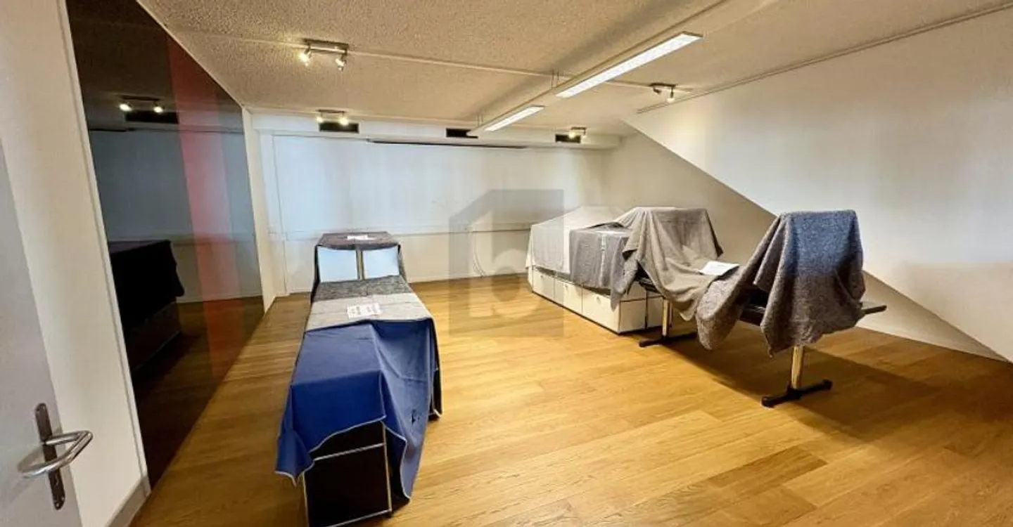 SPACIOUS, LIGHT-FLOODED AND VERSATILE - Photo 4 of 6