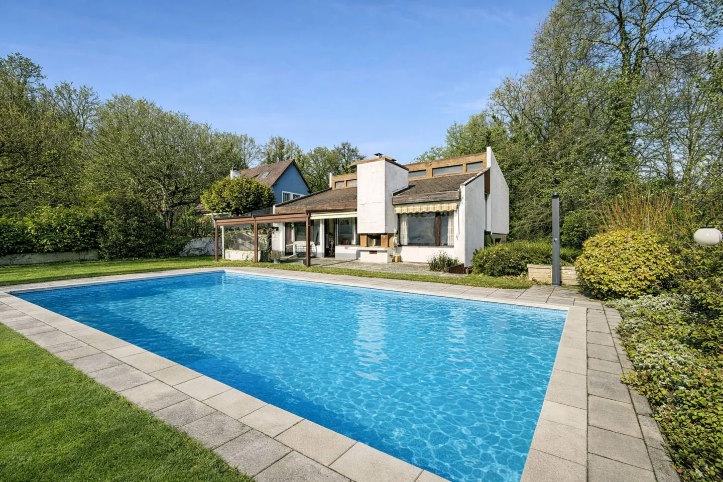 A villa to renovate in a green oasis - Photo 1 of 13