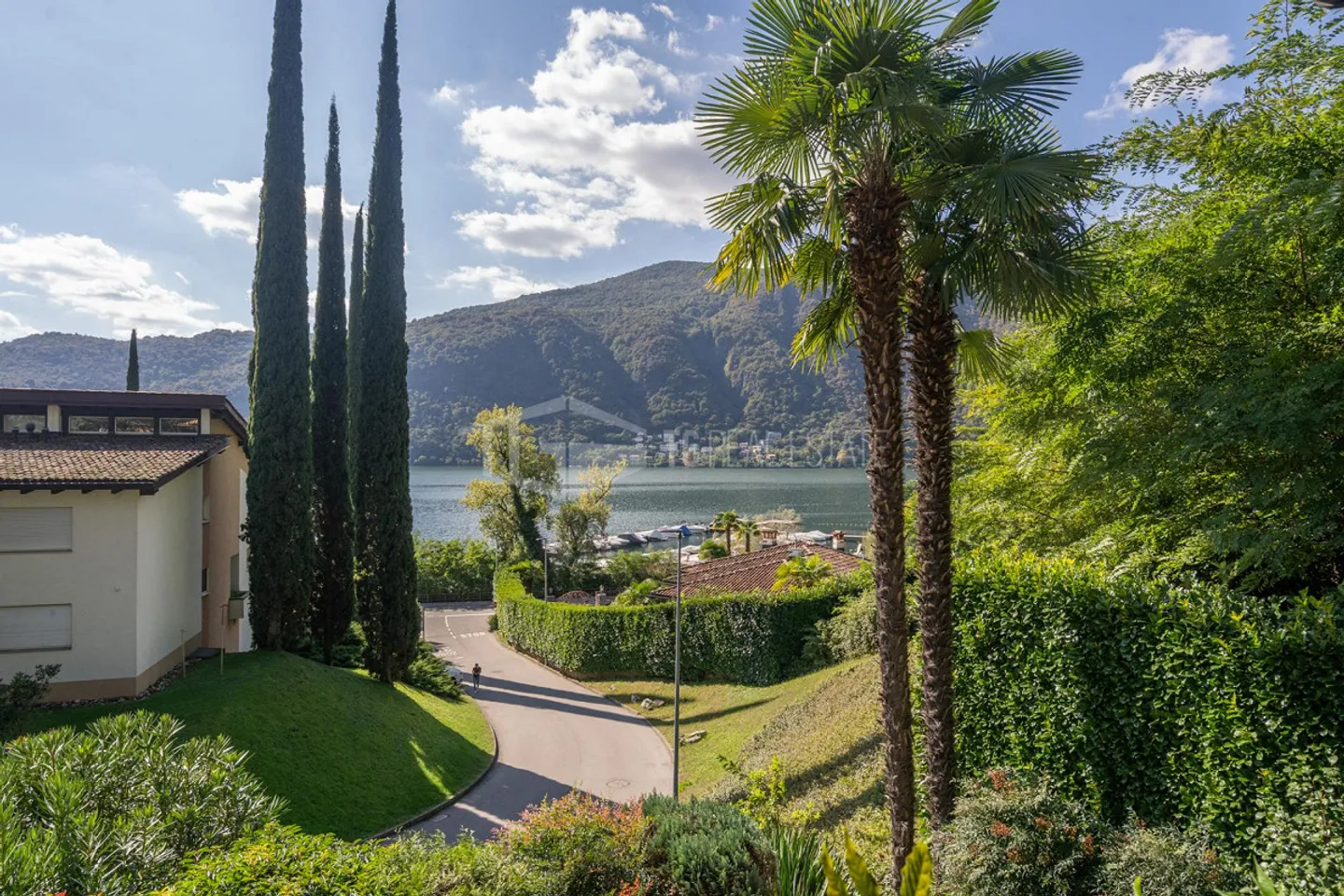 DUPLEX DA SOGNO CON VISTA LAGO, GIARDINO E PISCINA - Foto 1 di 11