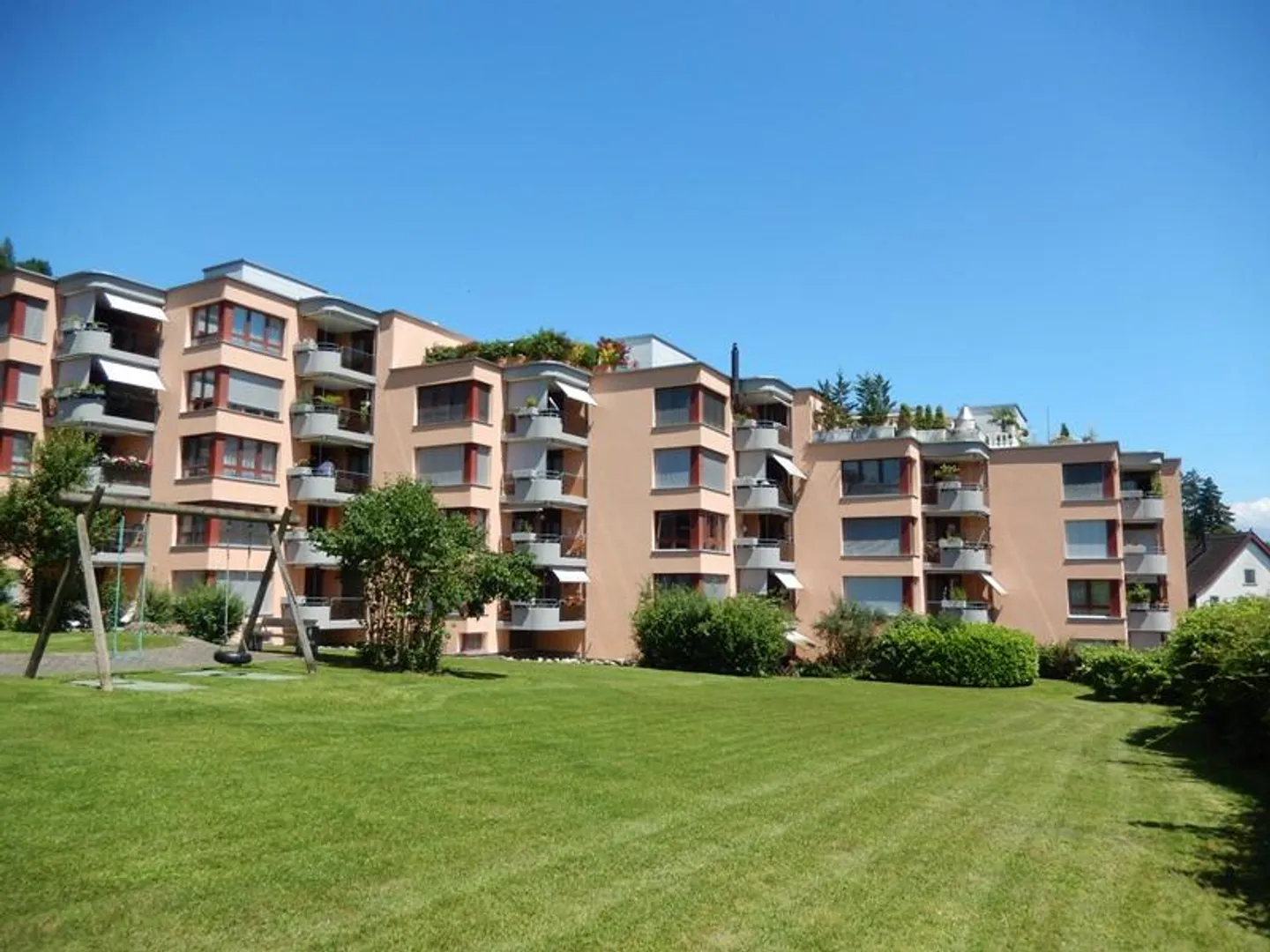 Aussenparkplatz mit Aussicht! - Foto 1 von 2