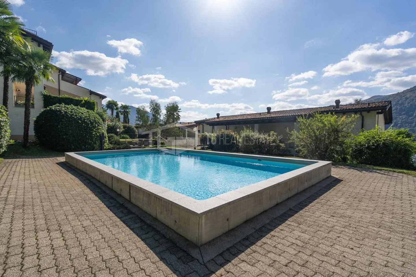 DUPLEX DA SOGNO CON VISTA LAGO, GIARDINO E PISCINA - Foto 2 di 11
