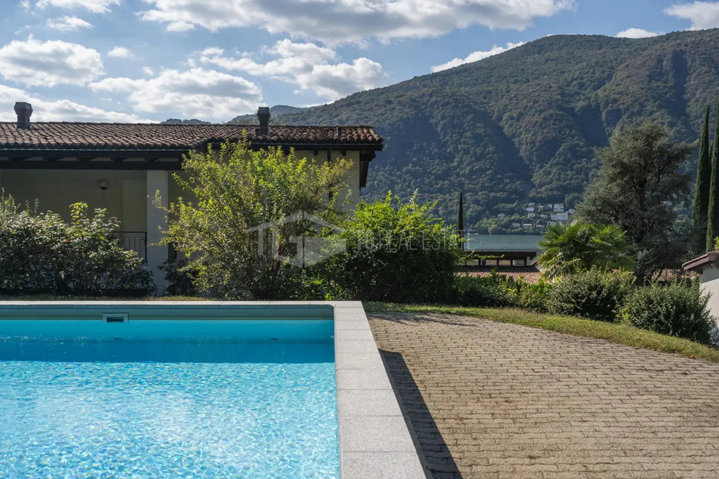 DUPLEX DA SOGNO CON VISTA LAGO, GIARDINO E PISCINA - Foto 3 di 11