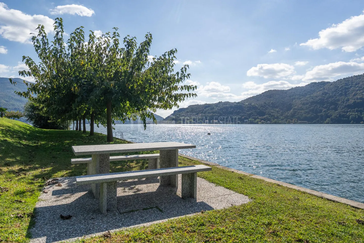 DUPLEX DA SOGNO CON VISTA LAGO, GIARDINO E PISCINA - Foto 4 di 11