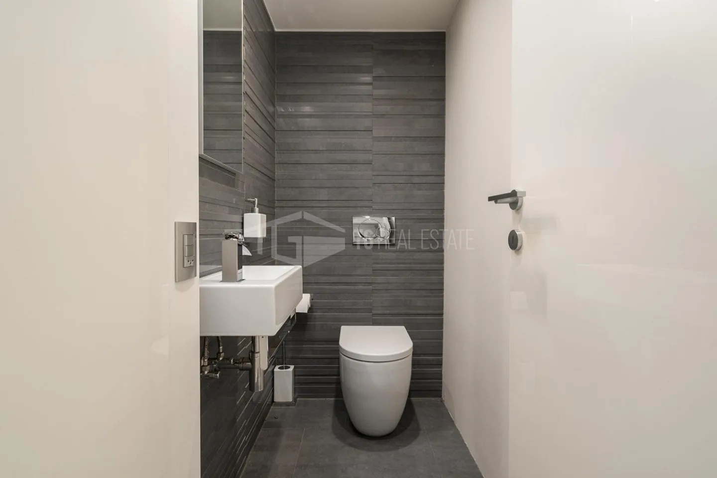 DUPLEX DA SOGNO CON VISTA LAGO, GIARDINO E PISCINA - Foto 10 di 11