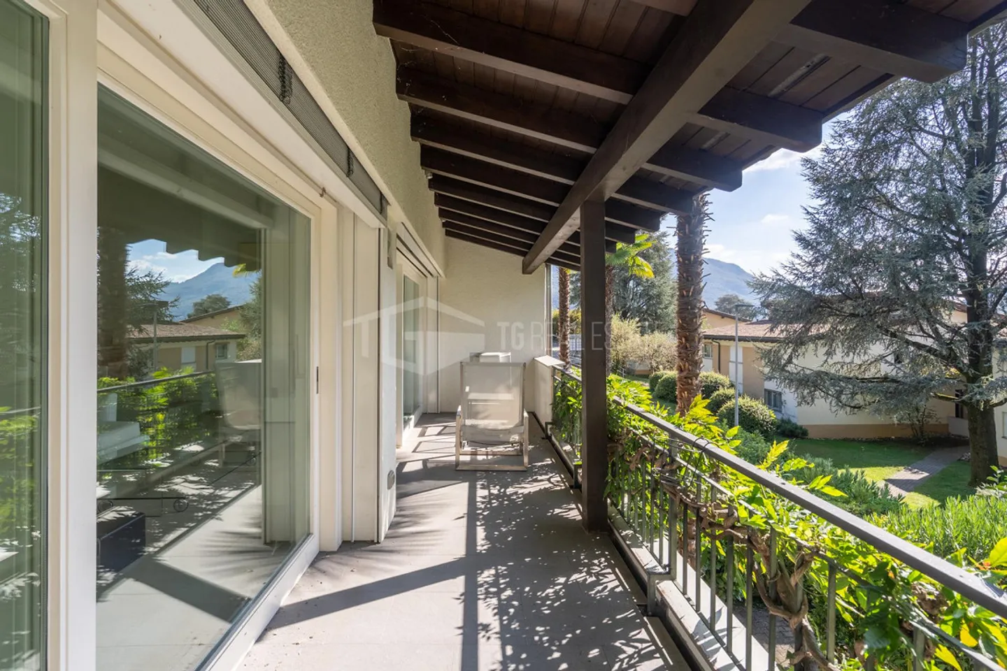 DUPLEX DA SOGNO CON VISTA LAGO, GIARDINO E PISCINA - Foto 11 di 11