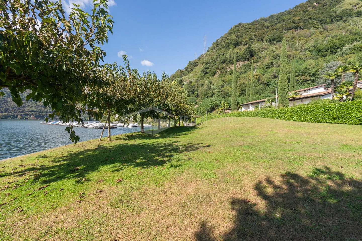 DUPLEX DA SOGNO CON VISTA LAGO, GIARDINO E PISCINA - Foto 5 di 11