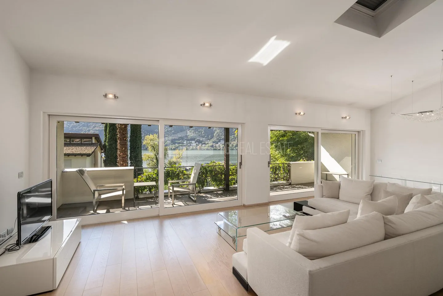 DUPLEX DA SOGNO CON VISTA LAGO, GIARDINO E PISCINA - Foto 6 di 11