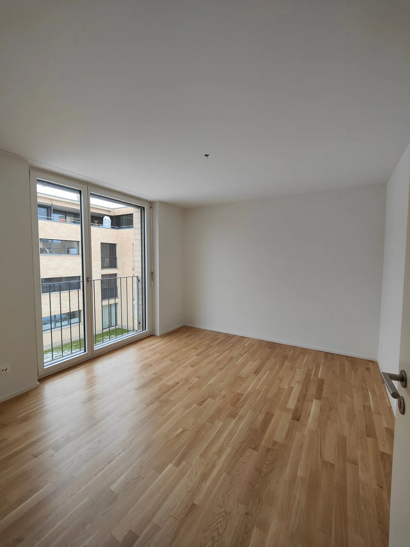 Modern apartment with garden seating area - Photo 6 of 11