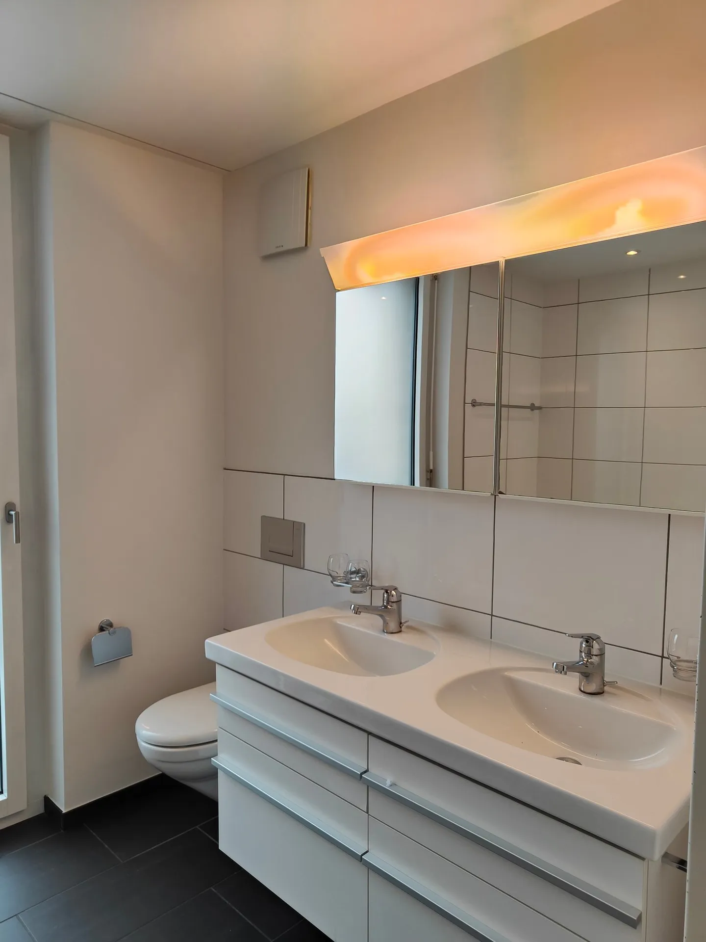 Modern apartment with garden seating area - Photo 4 of 11