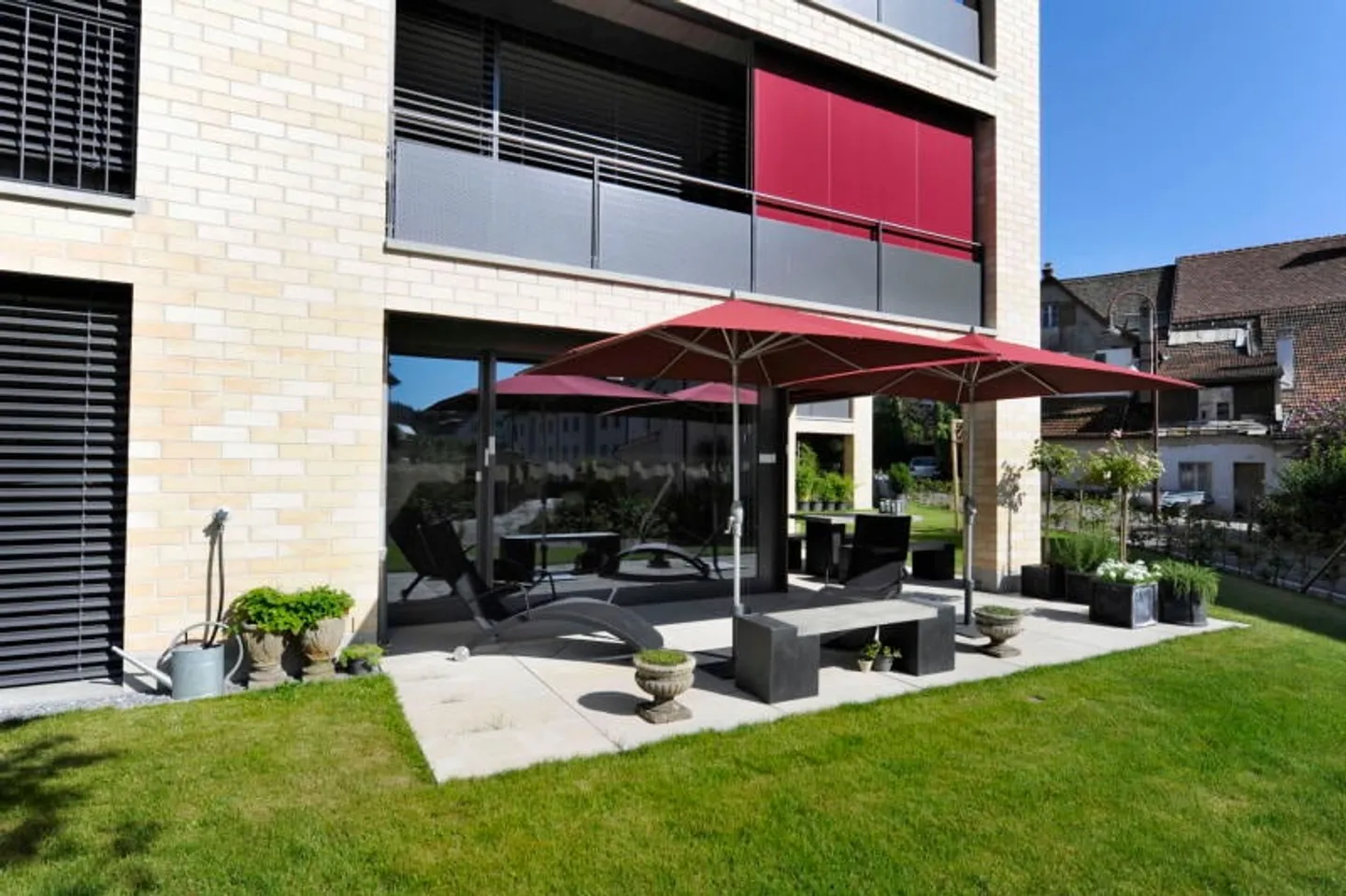 Modern apartment with garden seating area - Photo 10 of 11