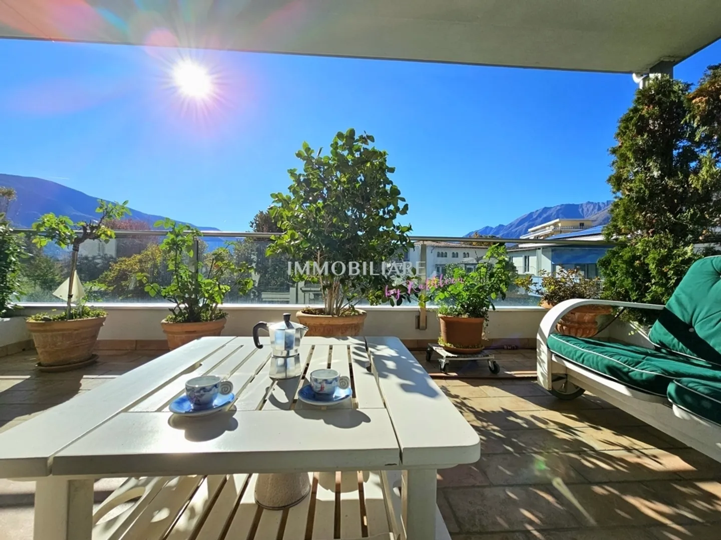 Sunny apartment with a view of the greenery in a quiet, central location near public transport - Photo 2 of 13