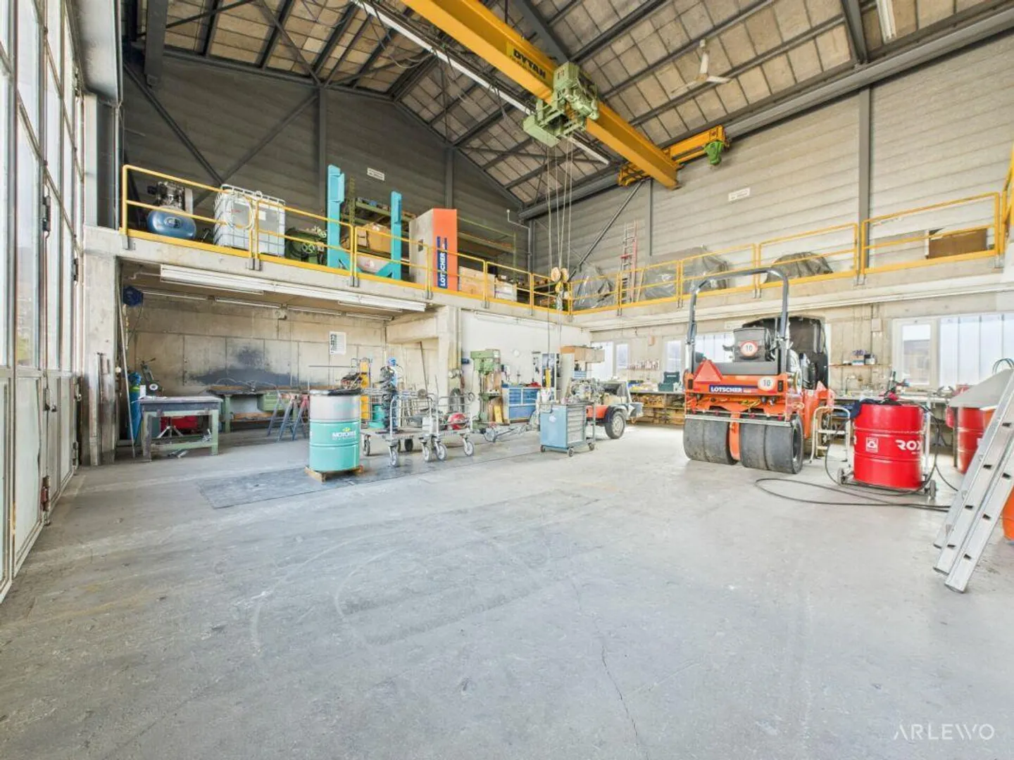 Spacious commercial building with workshop area - Photo 3 of 22