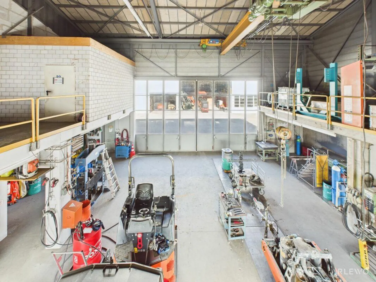 Spacious commercial building with workshop area - Photo 4 of 22