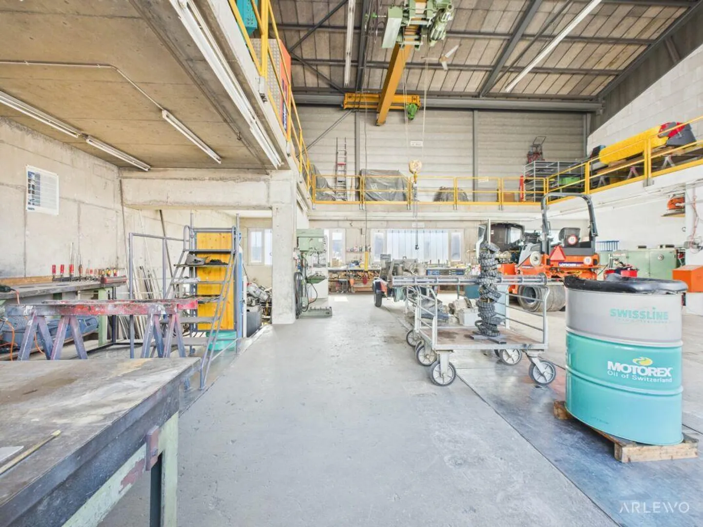 Spacious commercial building with workshop area - Photo 5 of 22