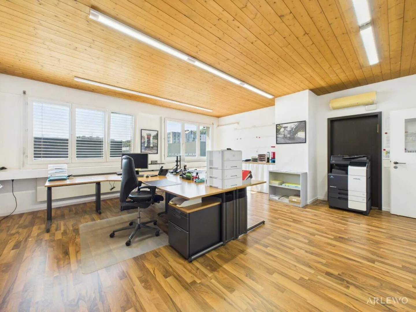 Spacious commercial building with workshop area - Photo 6 of 22