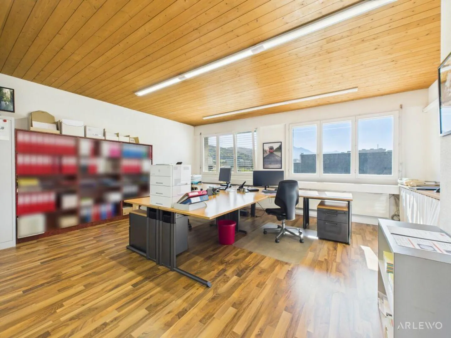 Spacious commercial building with workshop area - Photo 7 of 22