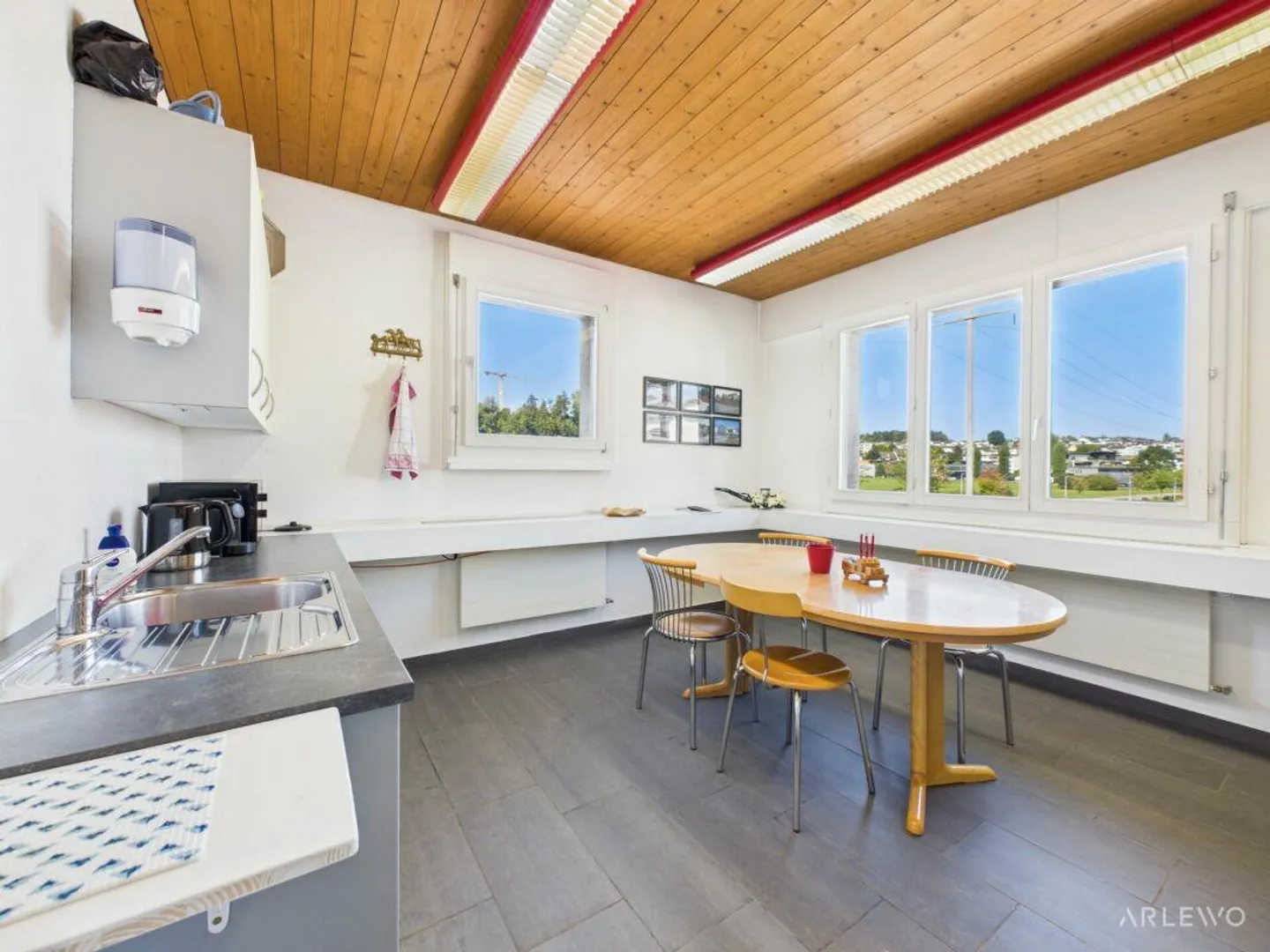Spacious commercial building with workshop area - Photo 8 of 22
