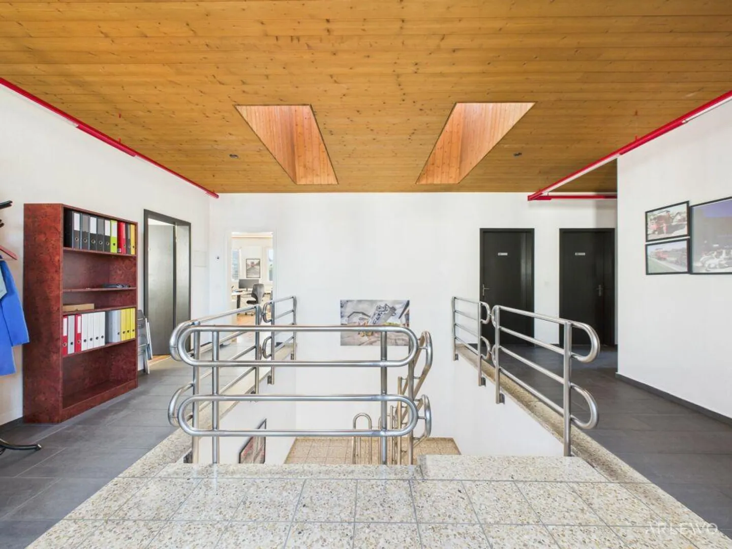 Spacious commercial building with workshop area - Photo 9 of 22