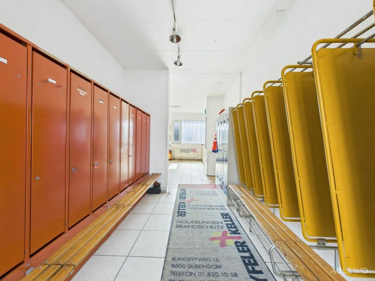 Spacious commercial building with workshop area - Photo 10 of 22