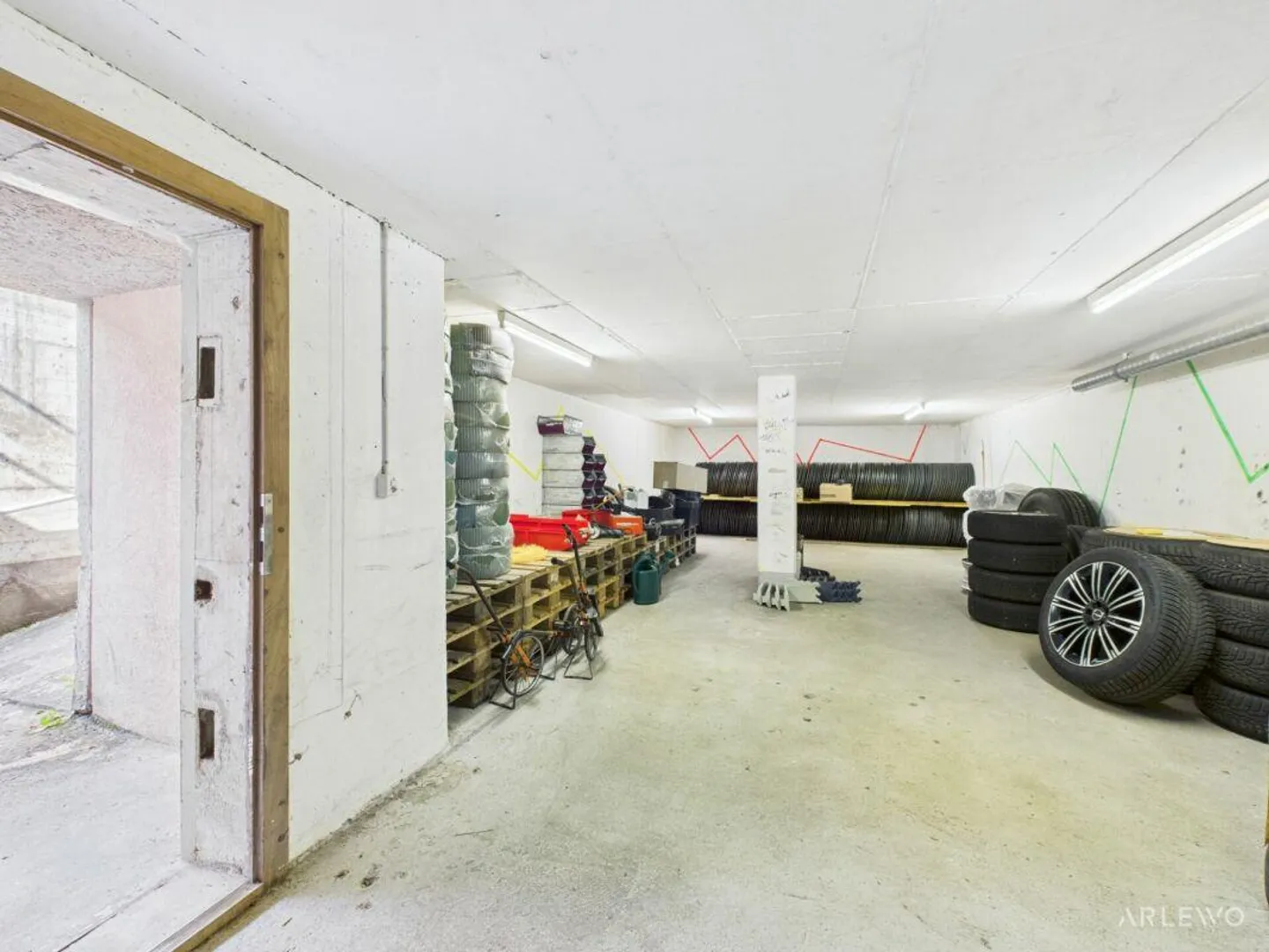 Spacious commercial building with workshop area - Photo 11 of 22