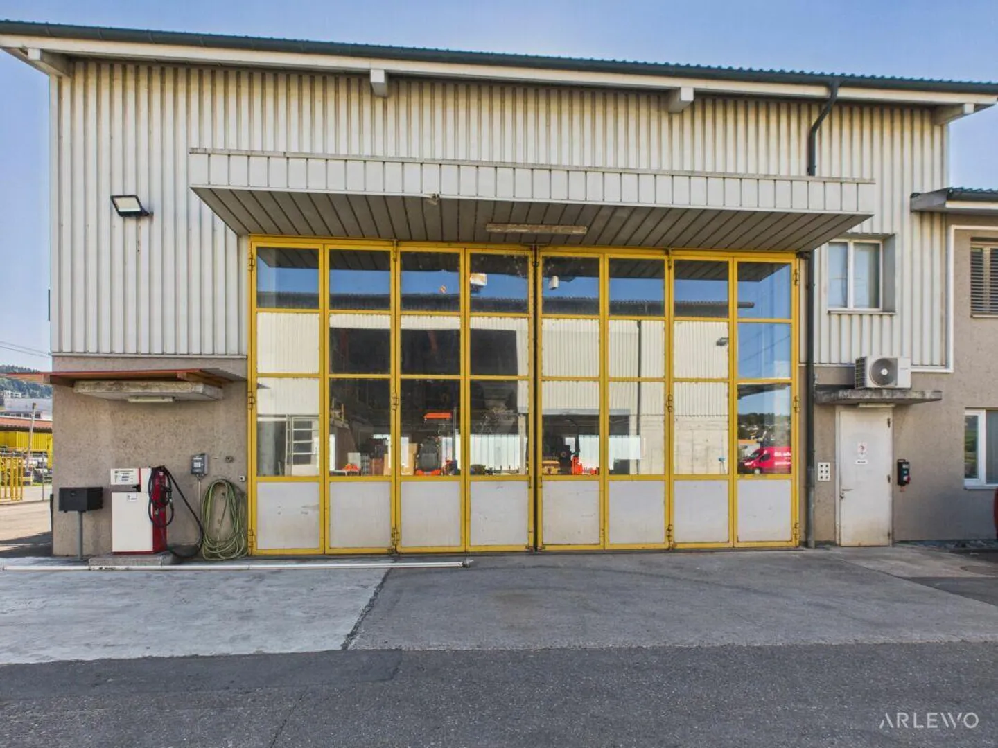 Spacious commercial building with workshop area - Photo 12 of 22