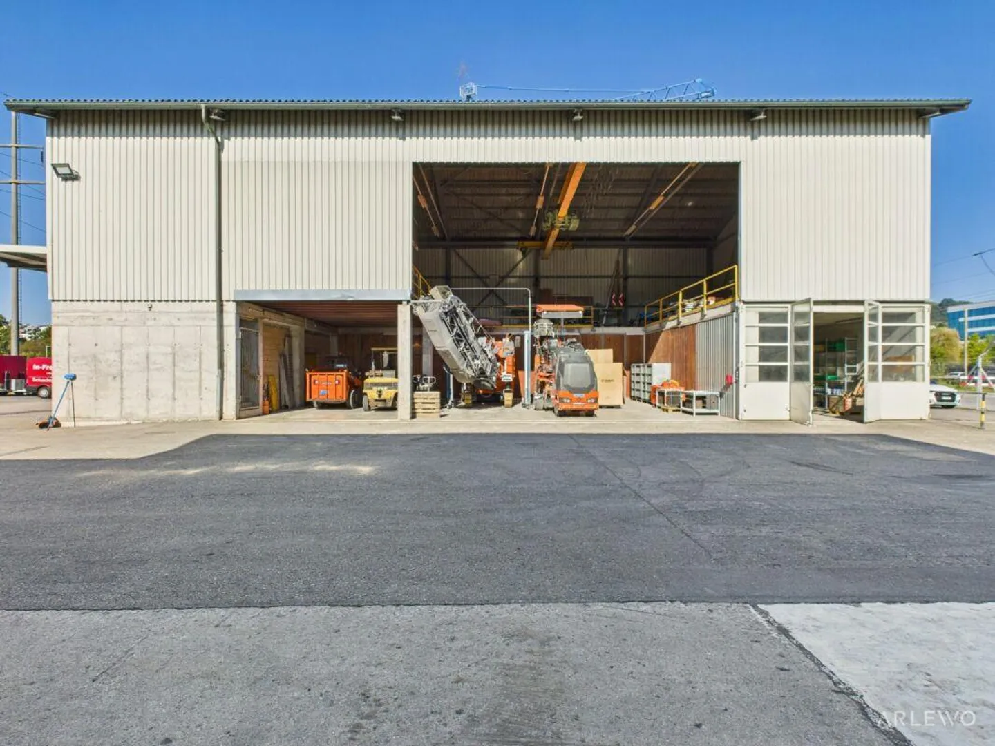 Spacious commercial building with workshop area - Photo 16 of 22
