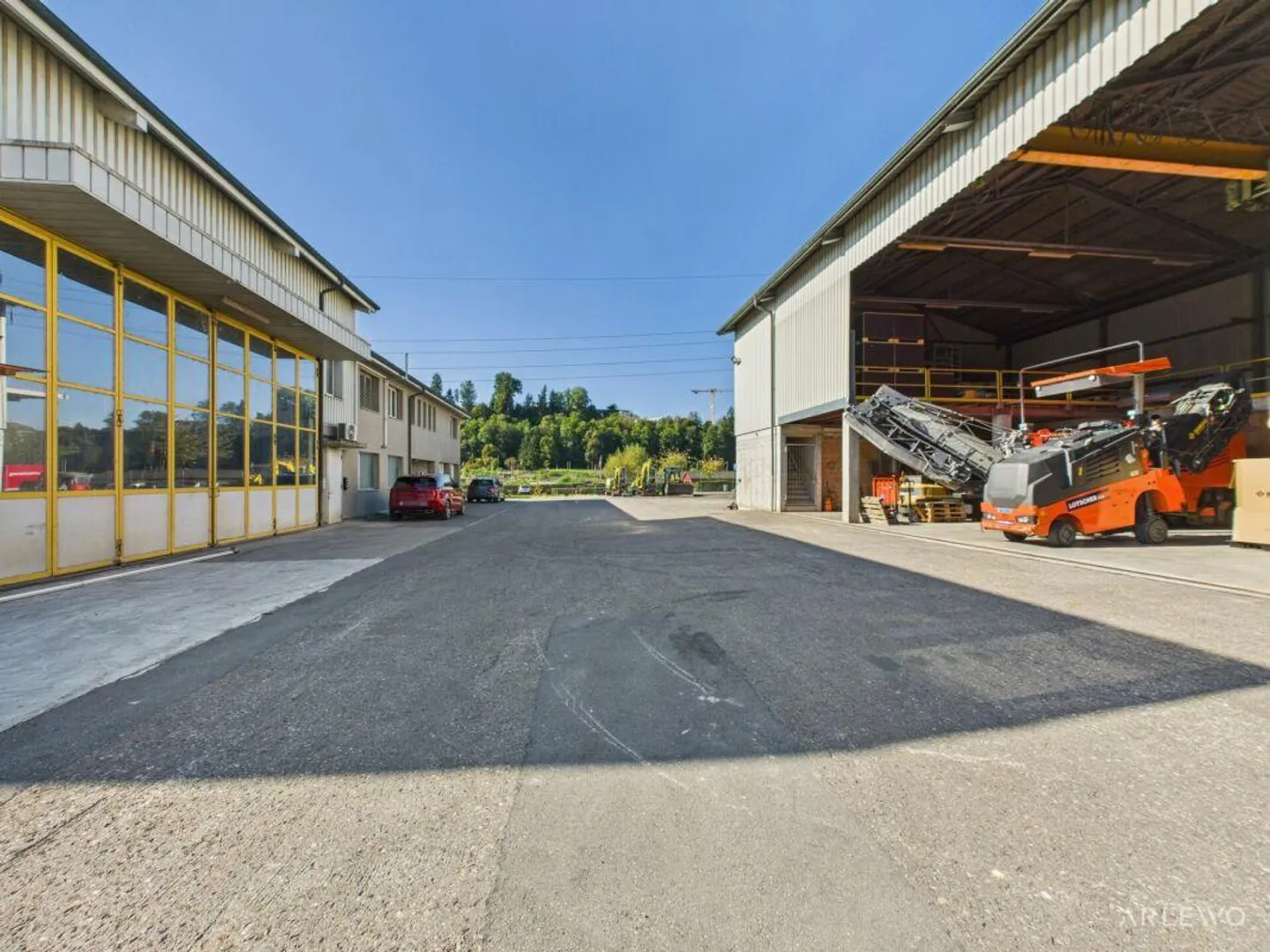 Spacious commercial building with workshop area - Photo 17 of 22