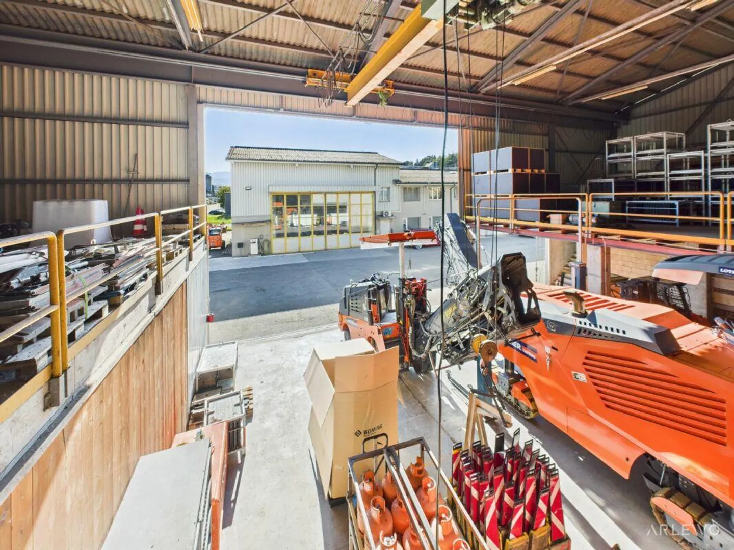 Spacious commercial building with workshop area - Photo 18 of 22