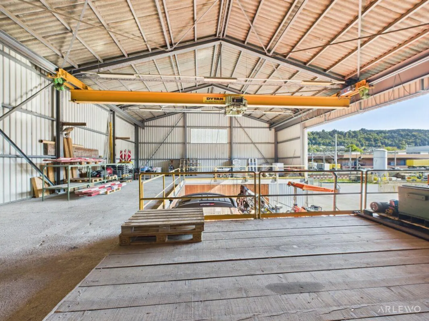 Spacious commercial building with workshop area - Photo 19 of 22