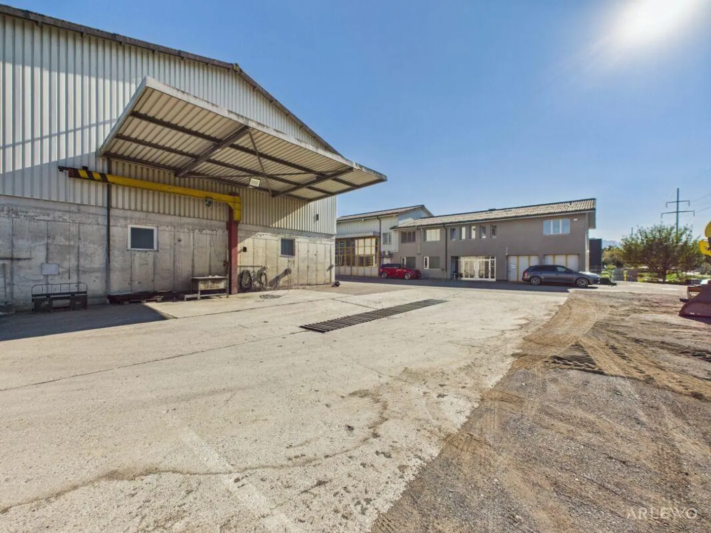 Spacious commercial building with workshop area - Photo 21 of 22