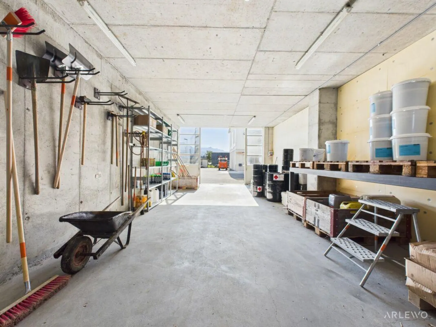 Spacious commercial building with workshop area - Photo 22 of 22