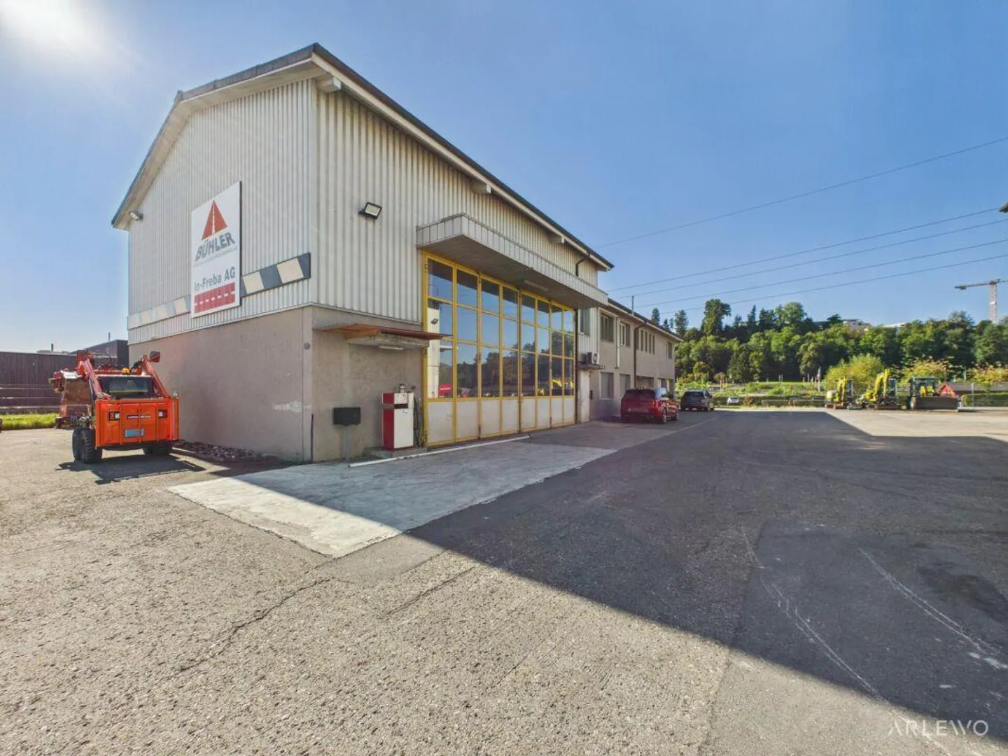 Spacious commercial building with workshop area - Photo 13 of 22