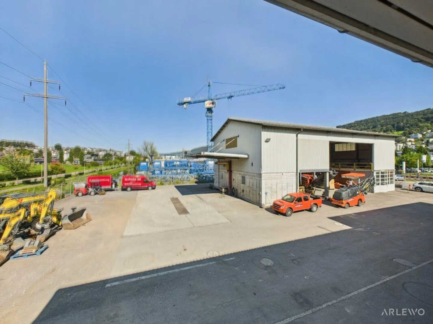 Spacious commercial building with workshop area - Photo 14 of 22