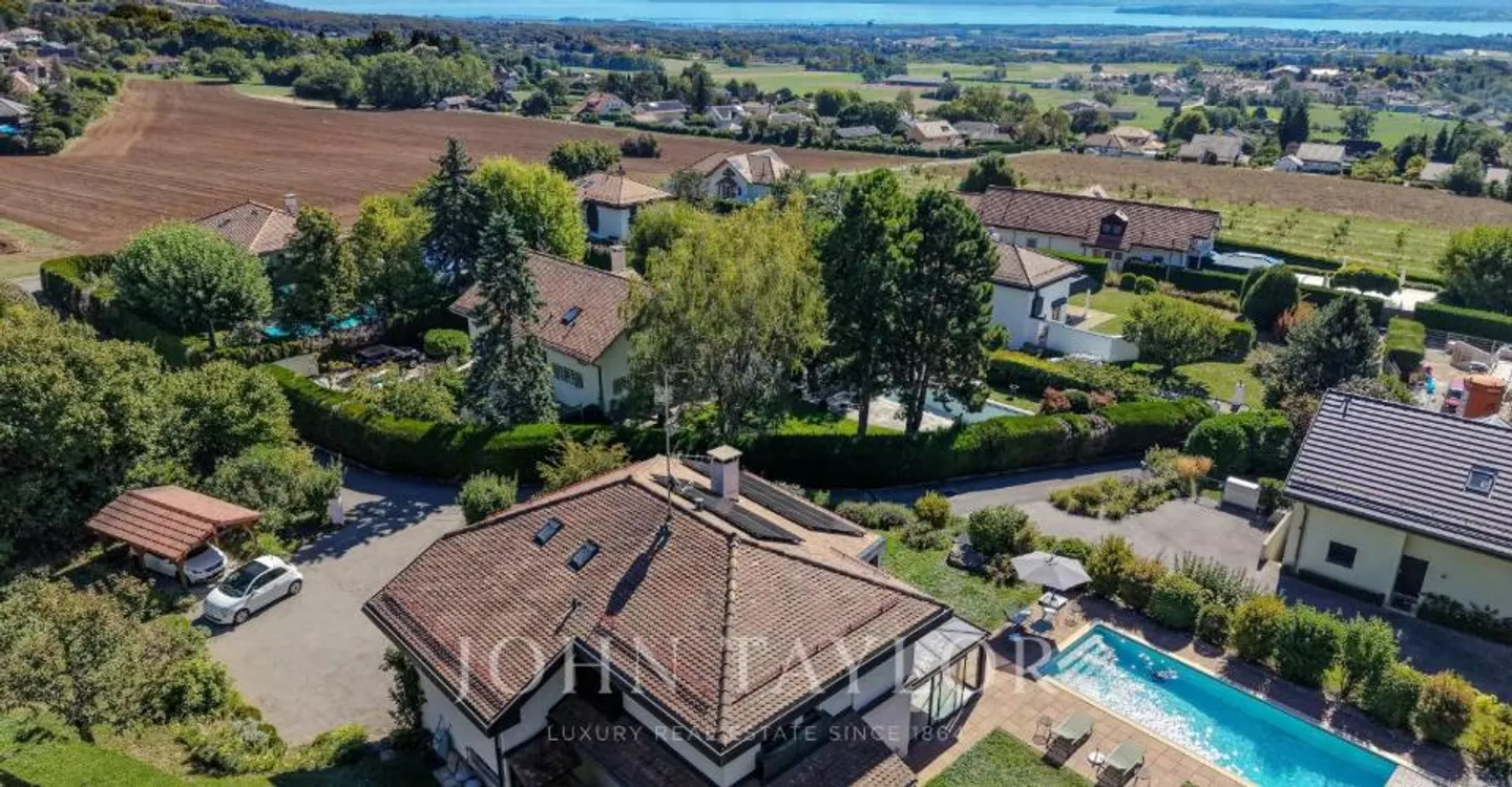 Villa with pool, lake and Mont-Blanc view - Photo 1 of 9