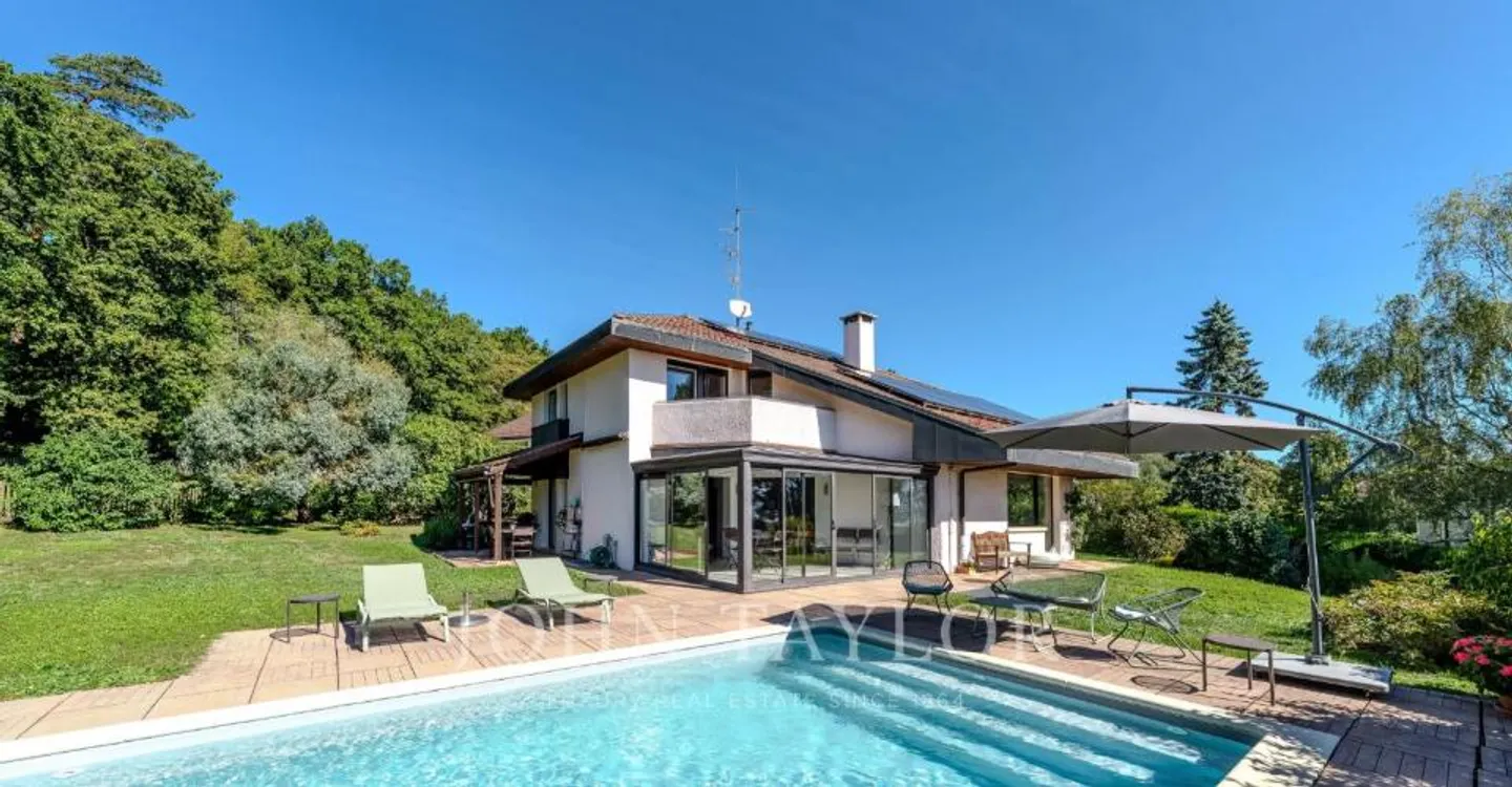 Villa with pool, lake and Mont-Blanc view - Photo 2 of 9