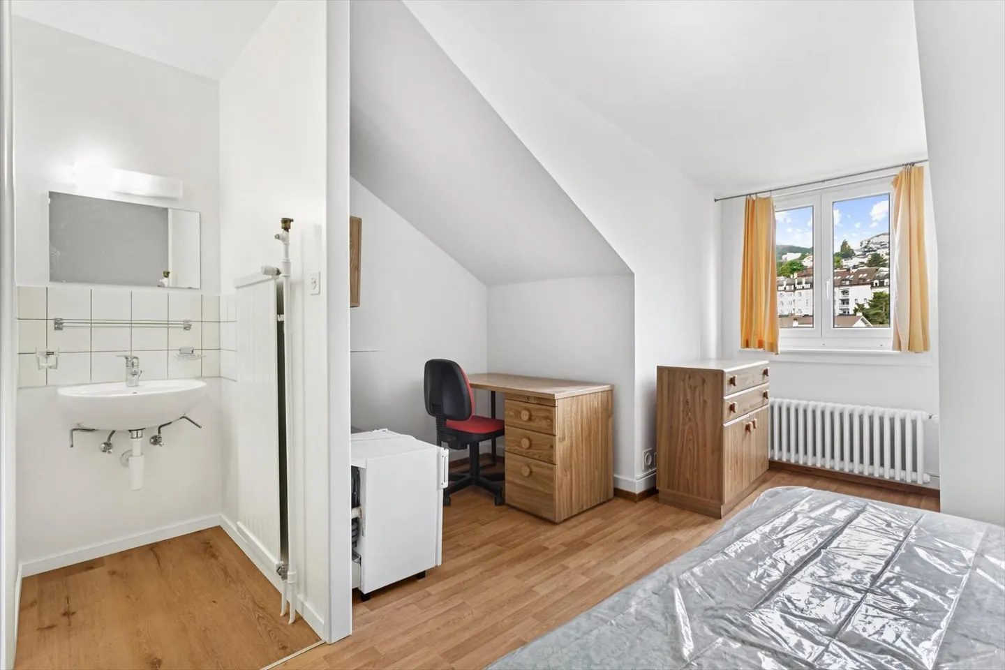 Camera arredata affascinante al 6° piano - Deposito gratuito! - Foto 2 di 6