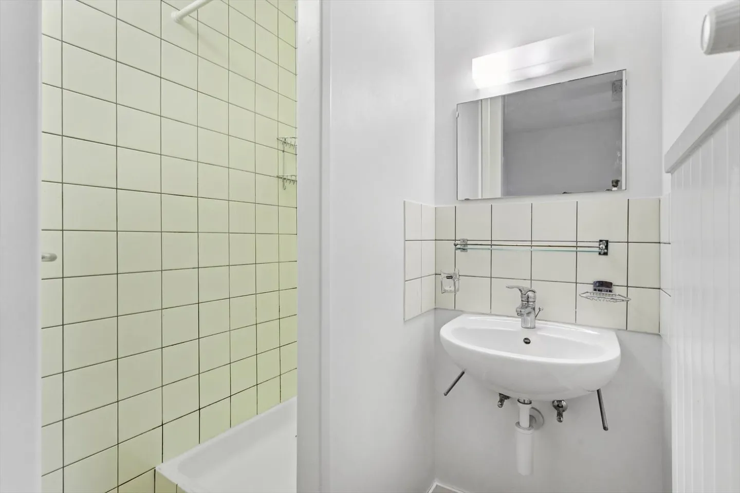 Camera arredata affascinante al 6° piano - Deposito gratuito! - Foto 5 di 6