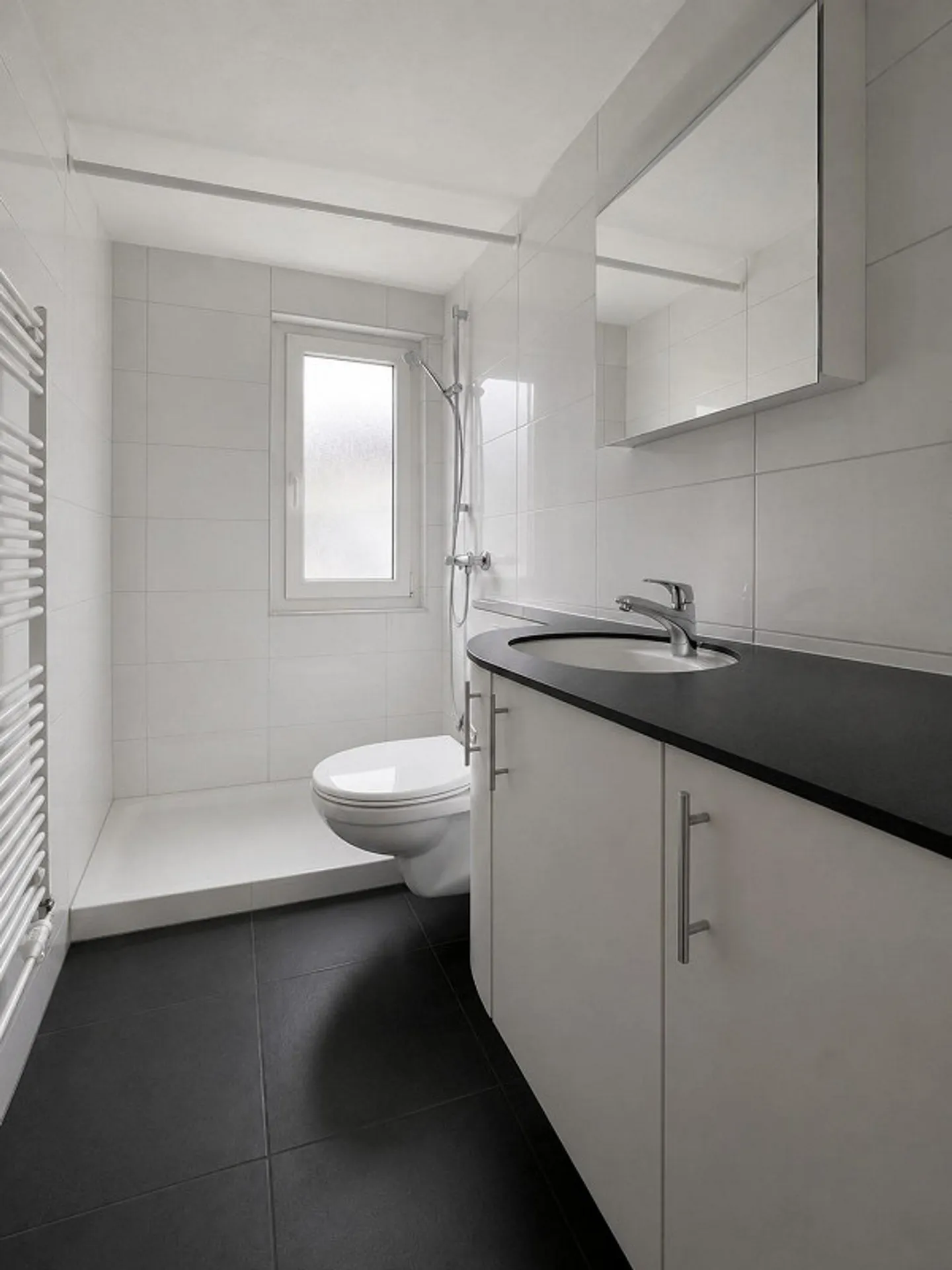Appartement lumineux de 2 pièces au sous-sol - Photo 3 sur 3