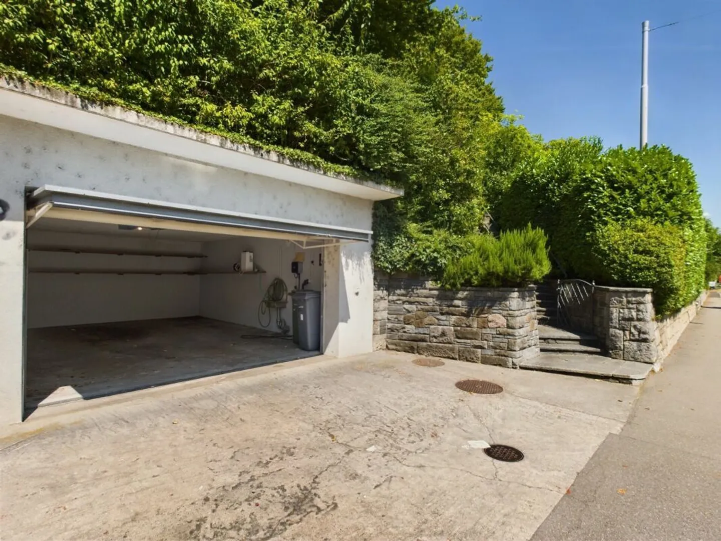 Garage con stazione di ricarica elettrica - Foto 2 di 2