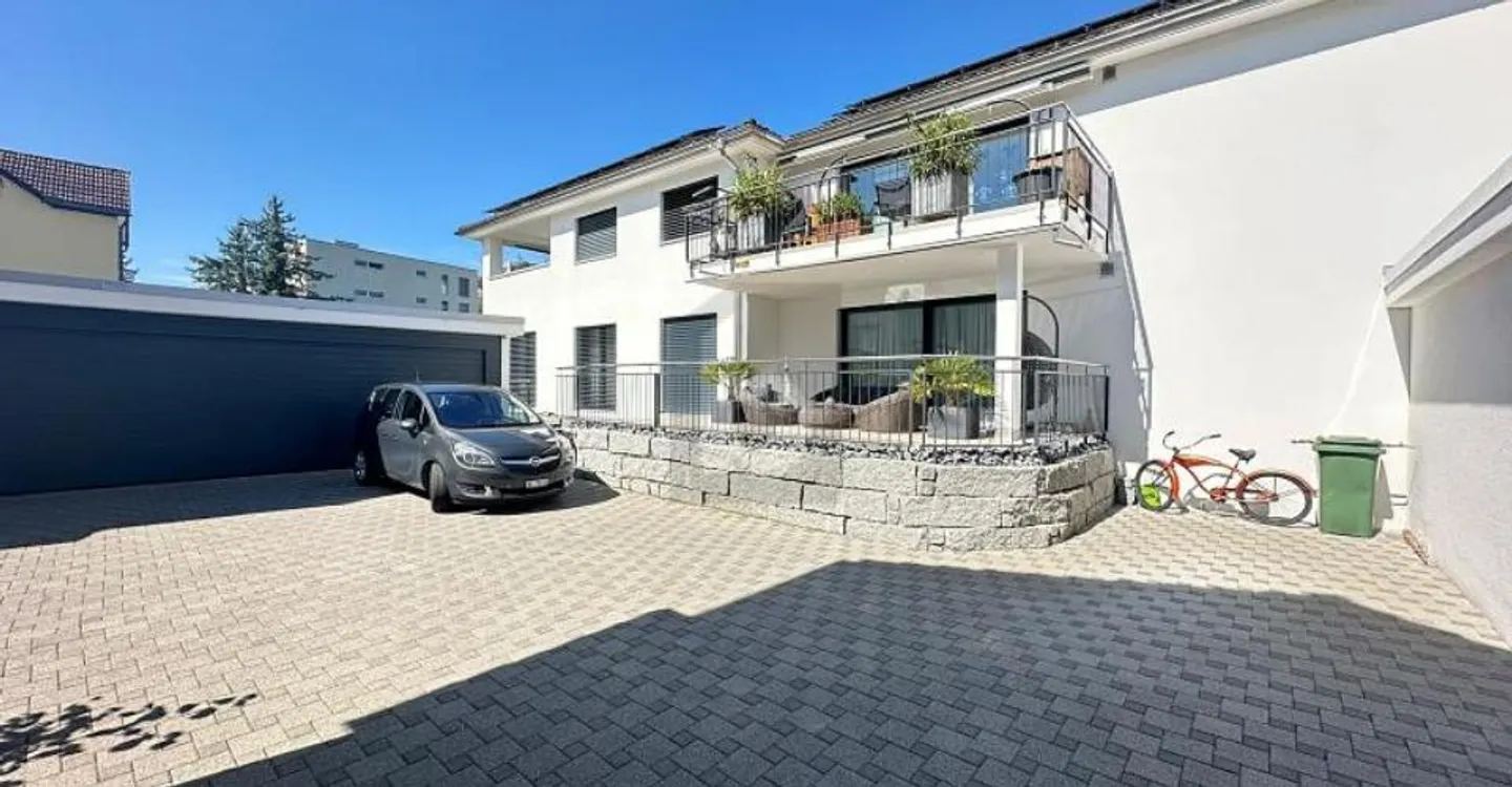 Modernes Mehrfamilienhaus - Foto 1 von 6