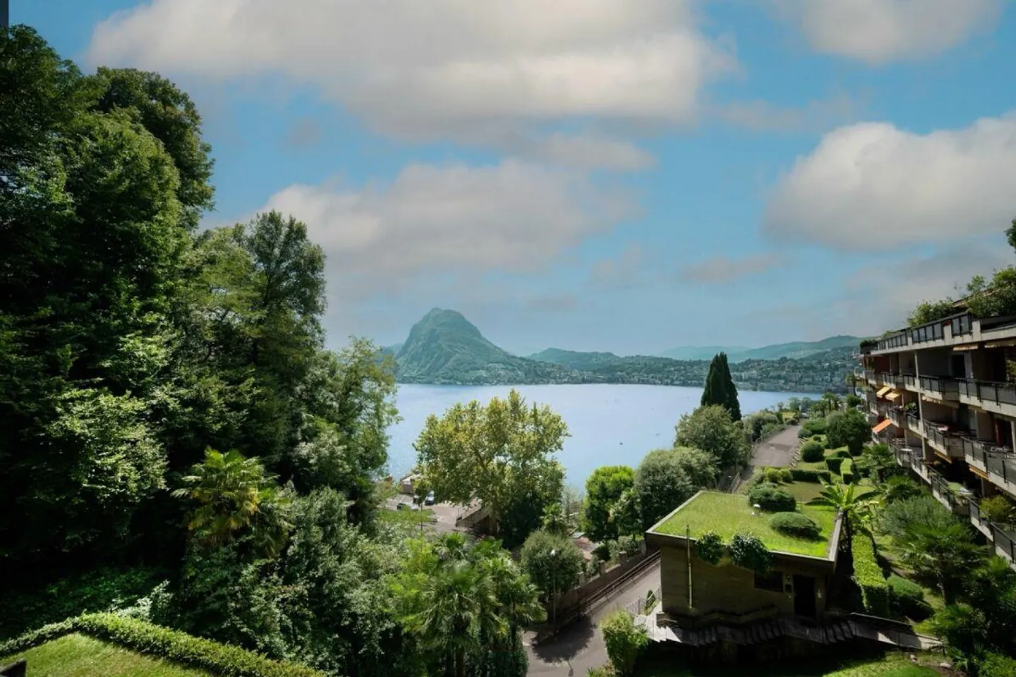 Traumhafter Seeblick, eingebettet in die Ruhe des Grüns - Foto 1 von 11
