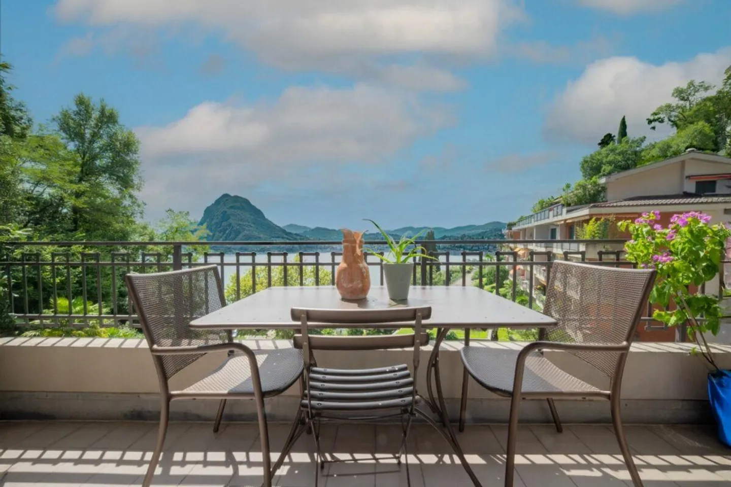 Traumhafter Seeblick, eingebettet in die Ruhe des Grüns - Foto 3 von 11