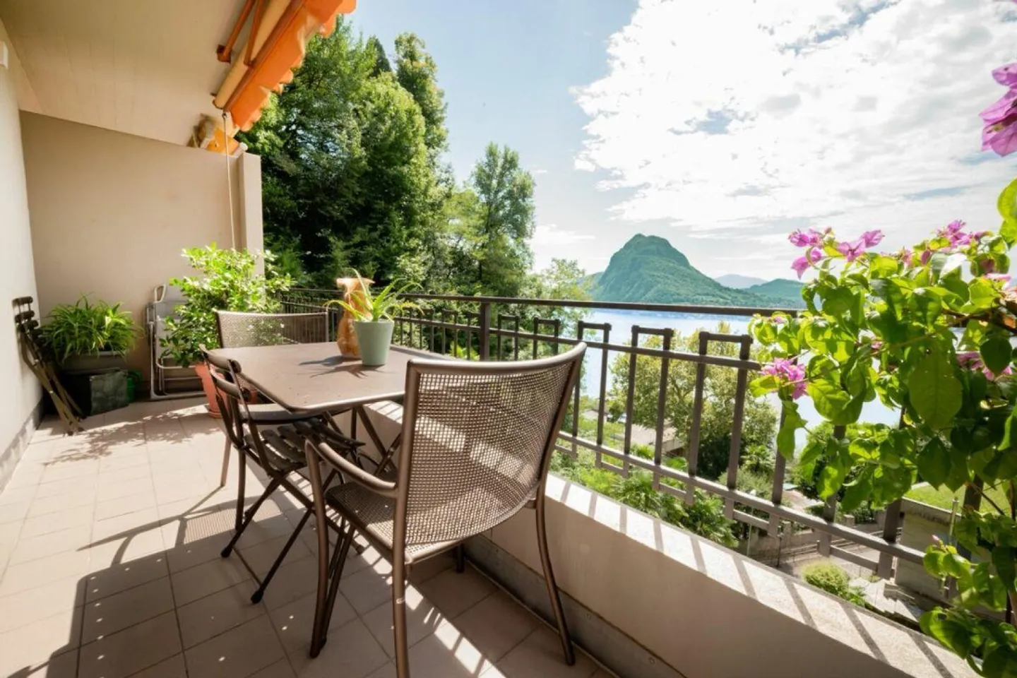 Traumhafter Seeblick, eingebettet in die Ruhe des Grüns - Foto 2 von 11