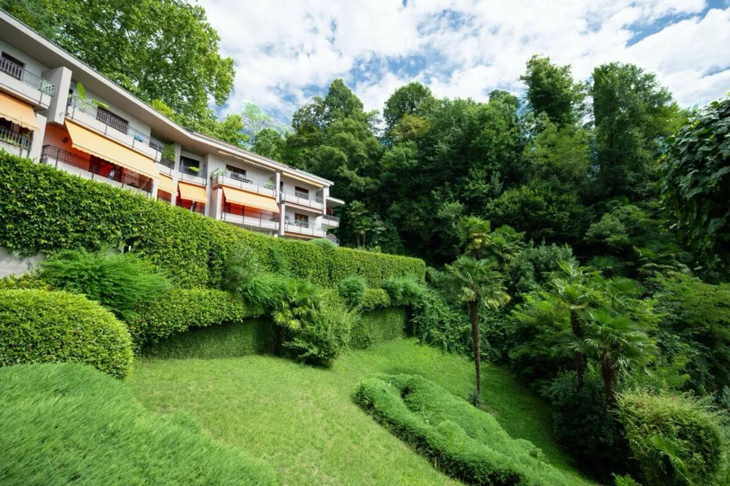 Traumhafter Seeblick, eingebettet in die Ruhe des Grüns - Foto 4 von 11