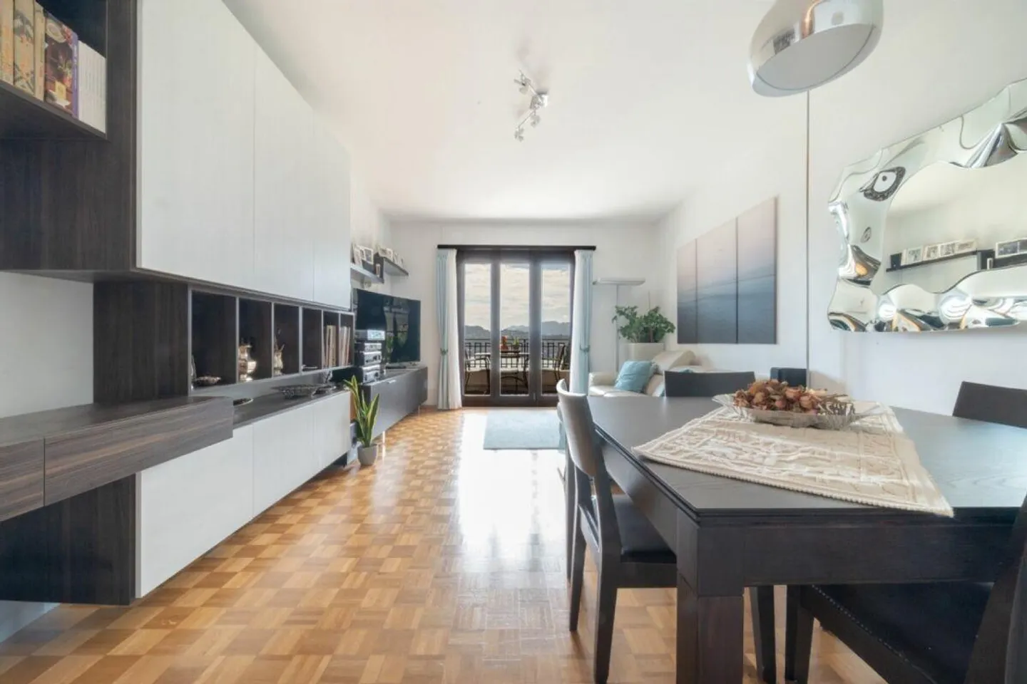 Traumhafter Seeblick, eingebettet in die Ruhe des Grüns - Foto 5 von 11