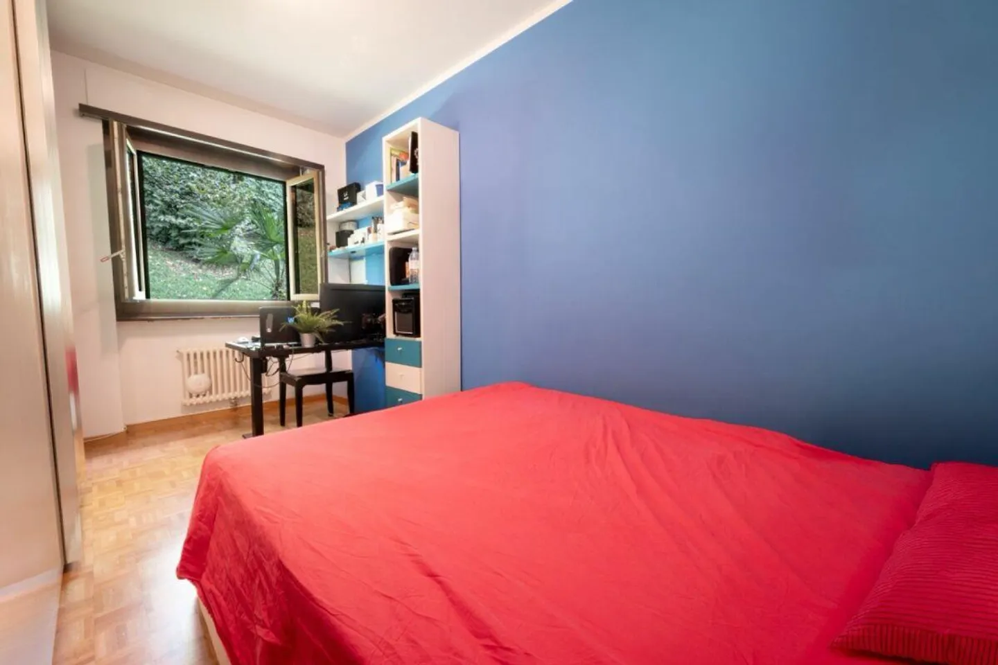 Traumhafter Seeblick, eingebettet in die Ruhe des Grüns - Foto 7 von 11