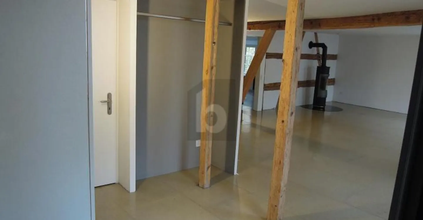 SPACIOUS IN IDYLLIC LOCATION - Photo 2 of 5