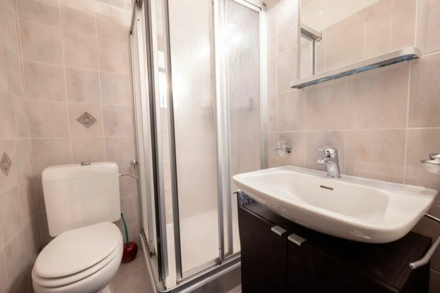 Traumhafter Seeblick, eingebettet in die Ruhe des Grüns - Foto 9 von 11