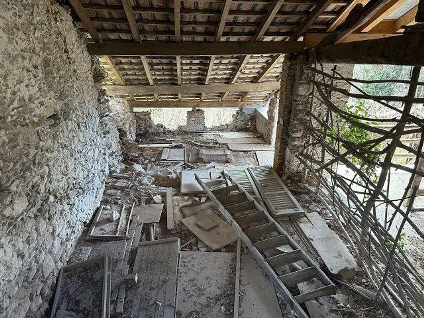 Maison de 4 pièces à rénover avec beaucoup de terrain dans un emplacement très calme et ensoleillé - Photo 7 sur 18